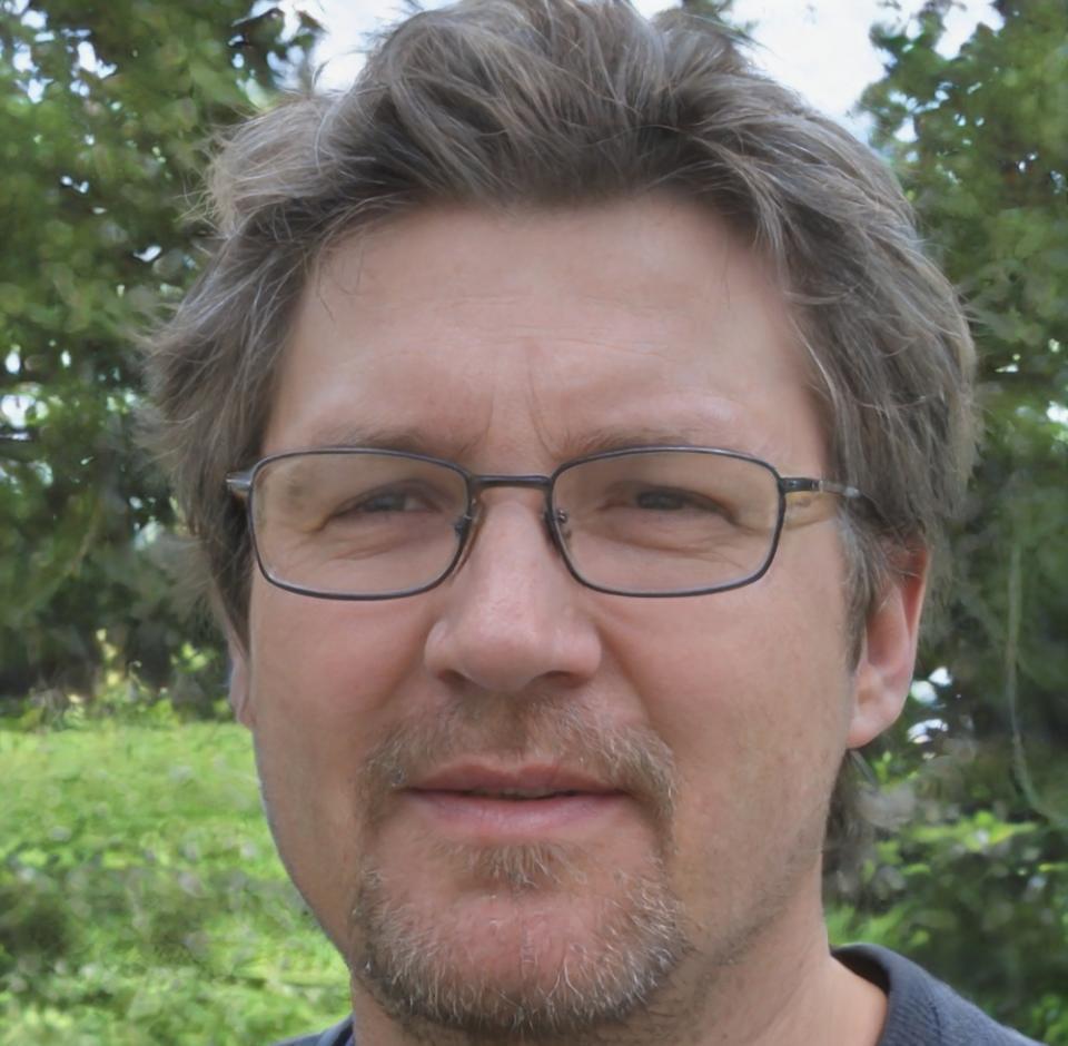 Tobias Becker, leitender Nageldesign-Ausbilder bei pyrentlovi